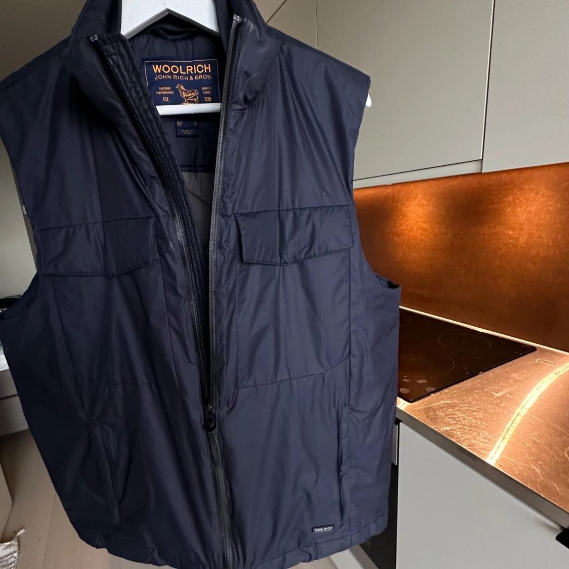 Mörkblå dunväst från Woolrich - 1