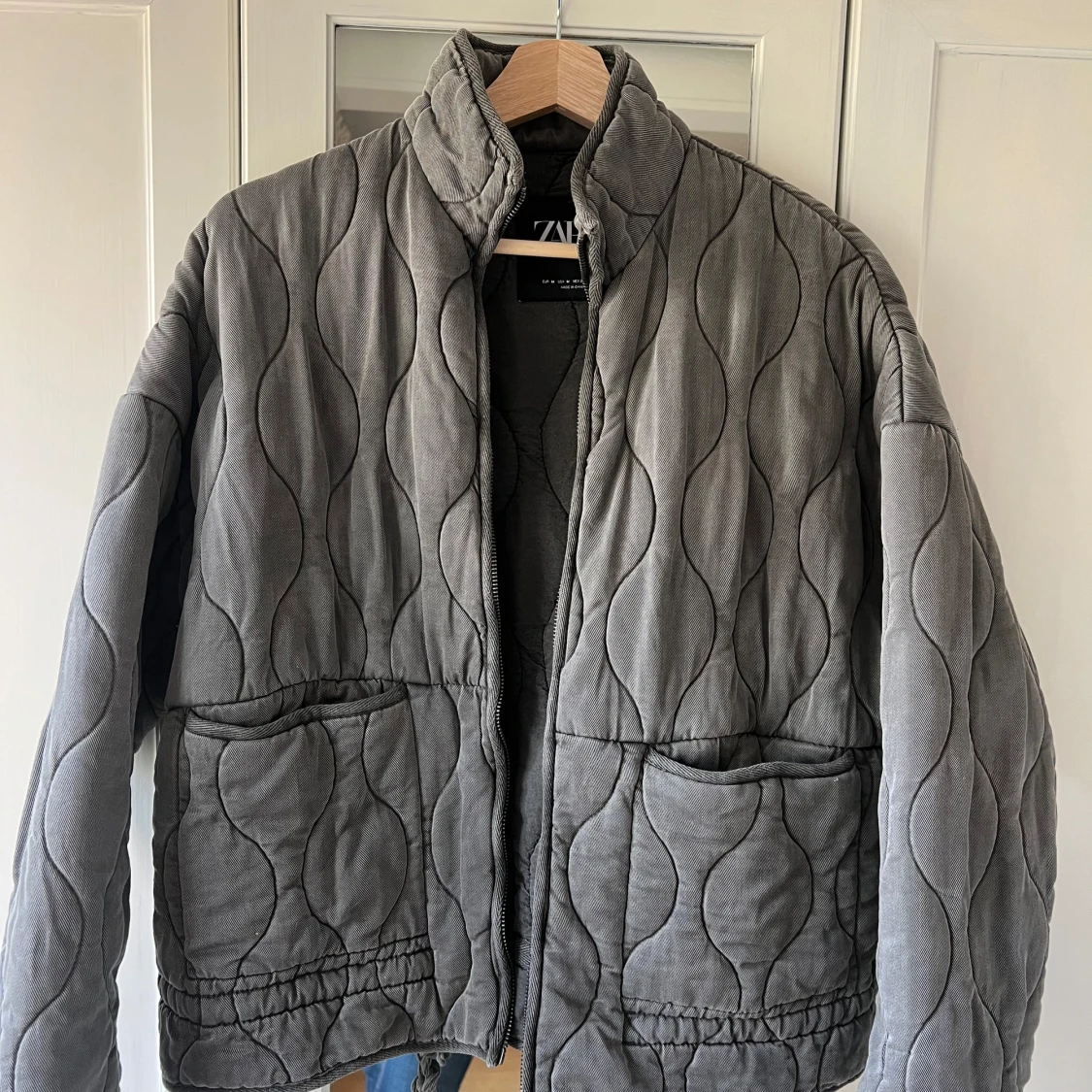 Grå quiltad jacka från Zara - 3