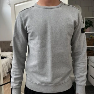  Crewneck Stone Island - Säljer en Grå Stone Island crewneck. Den sitter som en storlek S men är  barnstorlek XL. Väldigt fint skick men har en litet ”hål” under bröstet. Kan skicka fler bilder vid intresse. Vid snabb affär kan priset absolut diskuteras. //// Oliwer
