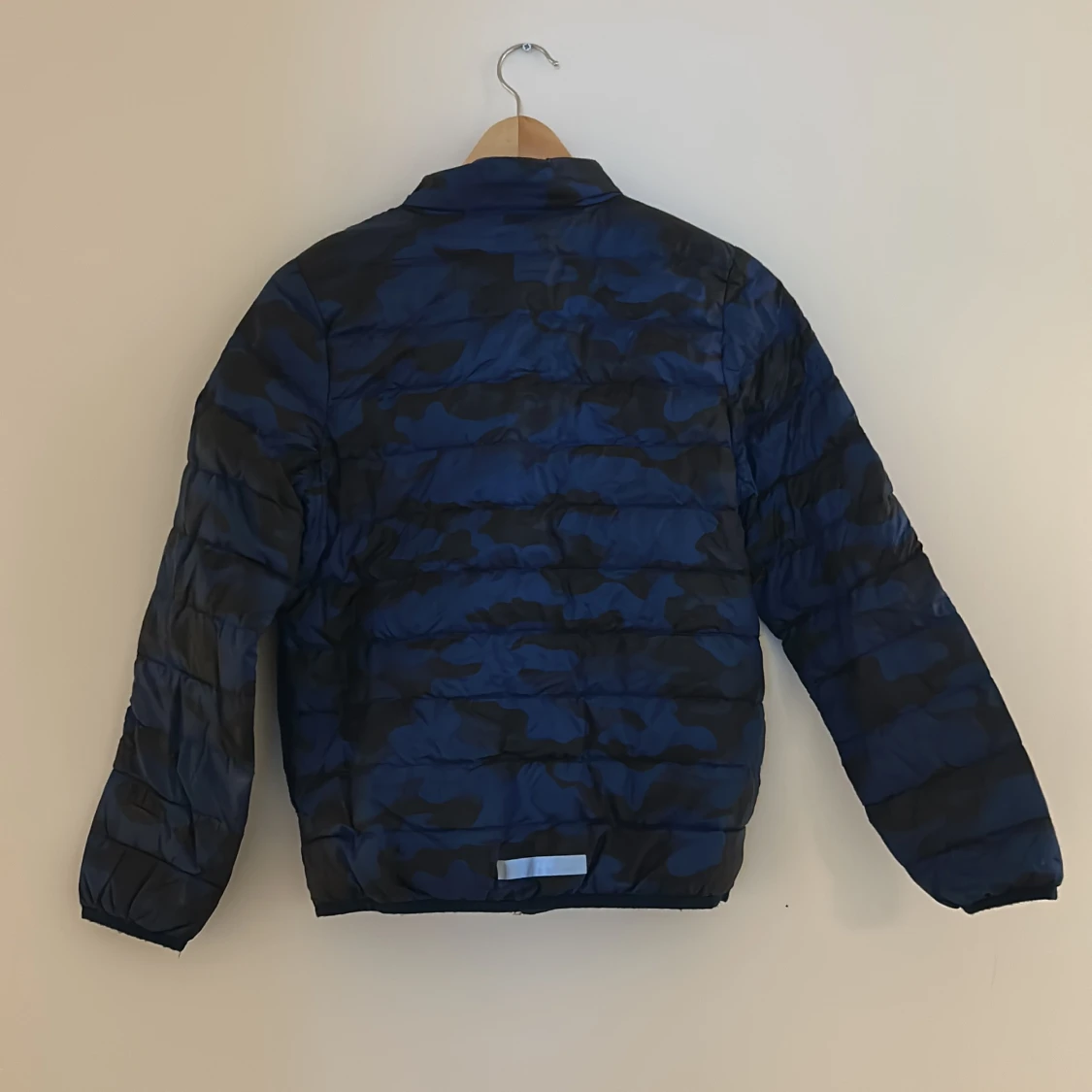 Blå camo pufferjacka med dragkedja - 1