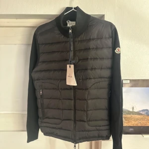 Moncler Cardigan wool svart  - Tjena! Nu finns denna riktigt feta moncler wool cardigan / moncler cardigan till salu i färgen svart. Den är i mycket bra skick o säljs då den inte passar mig. Storleken är L men passar mindre som en M ish kanske. OBS den är inte en original moncler men är i den bästa batchen som går att köpa i nuläget, därav är kvaliteten på topp topp även NFC tag funkar såklart! Mvh Wilhelm