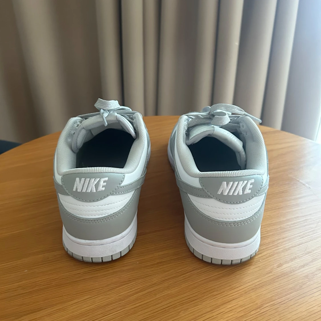 Nike Dunk Low grå/vita sneakers - 1