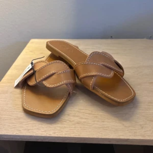 Sandaler/flipflops - Bruna sandaler i storlek 38, aldrig använda, prislappen kvar.