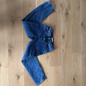 Blå jeans från Calvin Klein - Snygga blå jeans från Calvin Klein. Skick: 9/10✅. Jeansen har en cool mörkblå färg och är passar med nästan allt. Storleken är för tolvåringar och passar cirka 150-155cm.