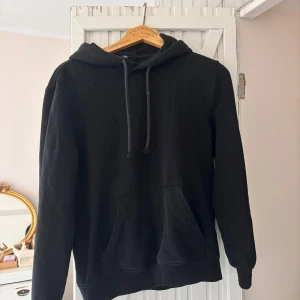 Svart hoodie med huva - En klassisk svart Hoodie i bra skick!❣️