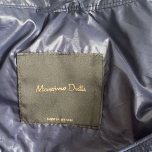 Jacka från Massimo Dutti - Snygg mörkblå jacka från Massimo Dutti med  silvriga knappar i storlek Small. Jättefint skick, endast använd några gånger.
