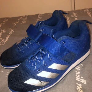 Lyftarskor adidas  - Blå lyftarskor från adidas i storlek 39. Bra skick och inte använda på länge. 