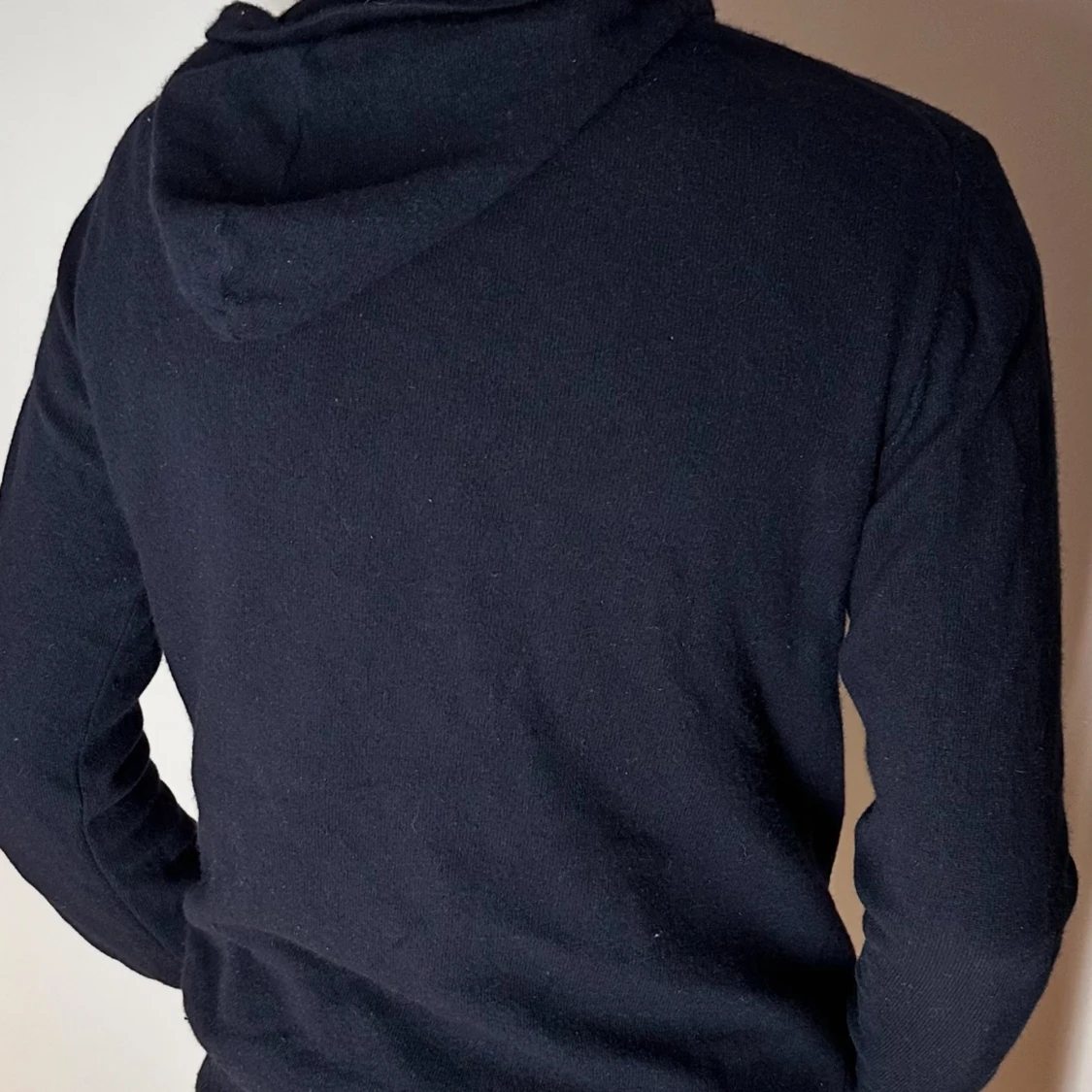 Mörkblå hoodie i kashmir från Oscar Jacobson - 4