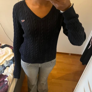 Flättad hollister tröja  - Super söt flättad tröja från hollister i bra skick! 
