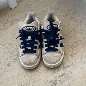 Adidas sneakers vit/blå strl 36 - Säljer mina blå beiga adidas campus sneakers. Snygga och enkla skor i storlek 36, skriv ifall ni har frågor❤️