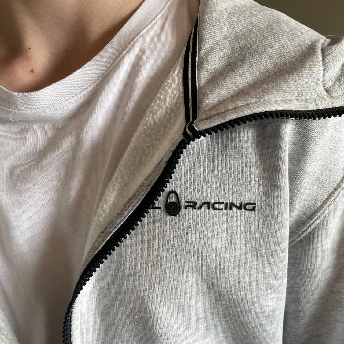 Grå hoodie från Sail Racing med dragkedja - 1