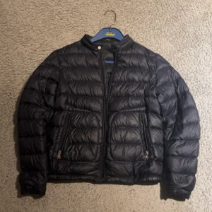 Moncler jacka  - Tja, säljer nu min feta moncler jacka för jag har växt ur den. !ÄKTA! Storleken är 164 men man kan säga xs i vuxen storlek. Jackan är även fixad hos en skräddare som har fixat upp den, kan skicka bilder pv, har även byt ut dragkedjan för den orginella har gått sönder. Är öppen för byten mot andra klädesplagg. Skriv för fler frågor och om du vill ha fler bilder. Önskar er allt gott//Kevin 