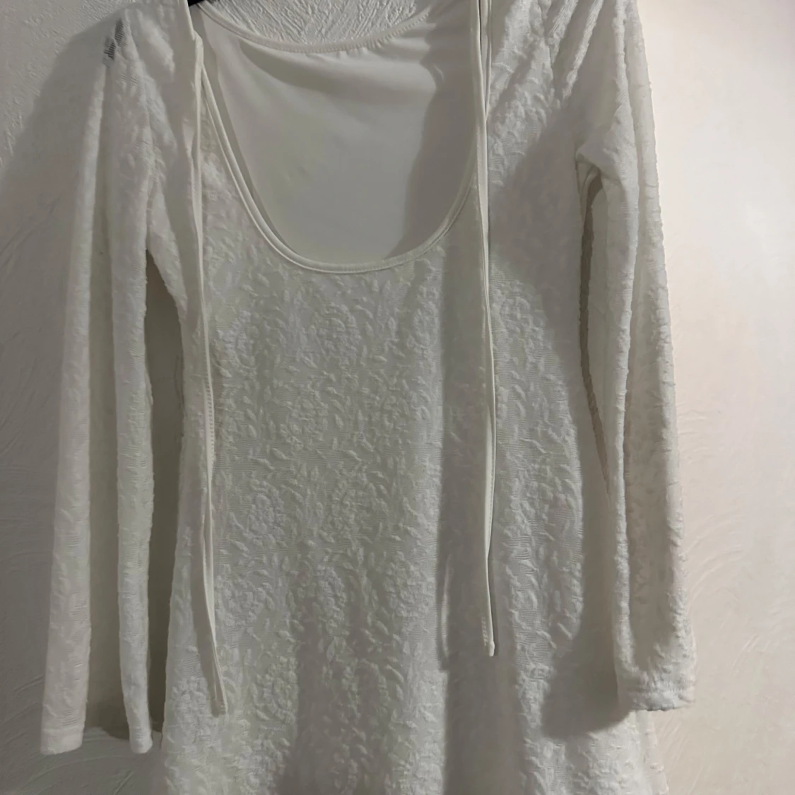 Vit spetsklänning med blommönster - 1