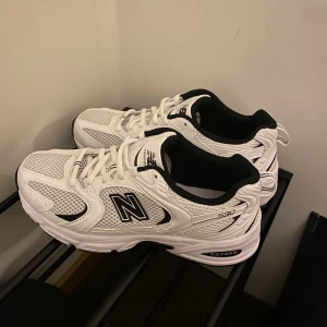 New Balance 530 vita sneakers - Använd 1 gång!! Mycket bra skick New Balance 530 sneakers