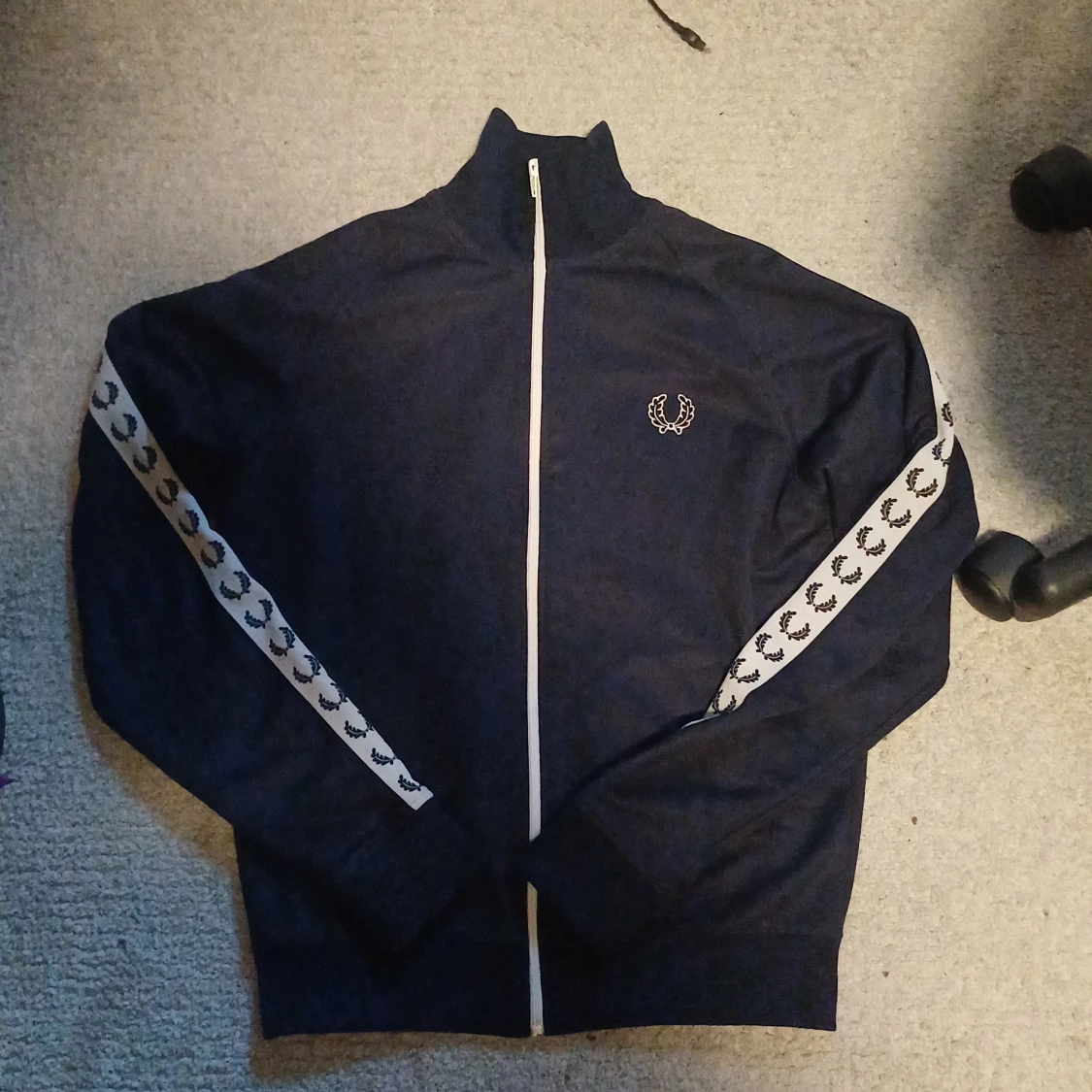 Marinblå Fred Perry ziptröja S