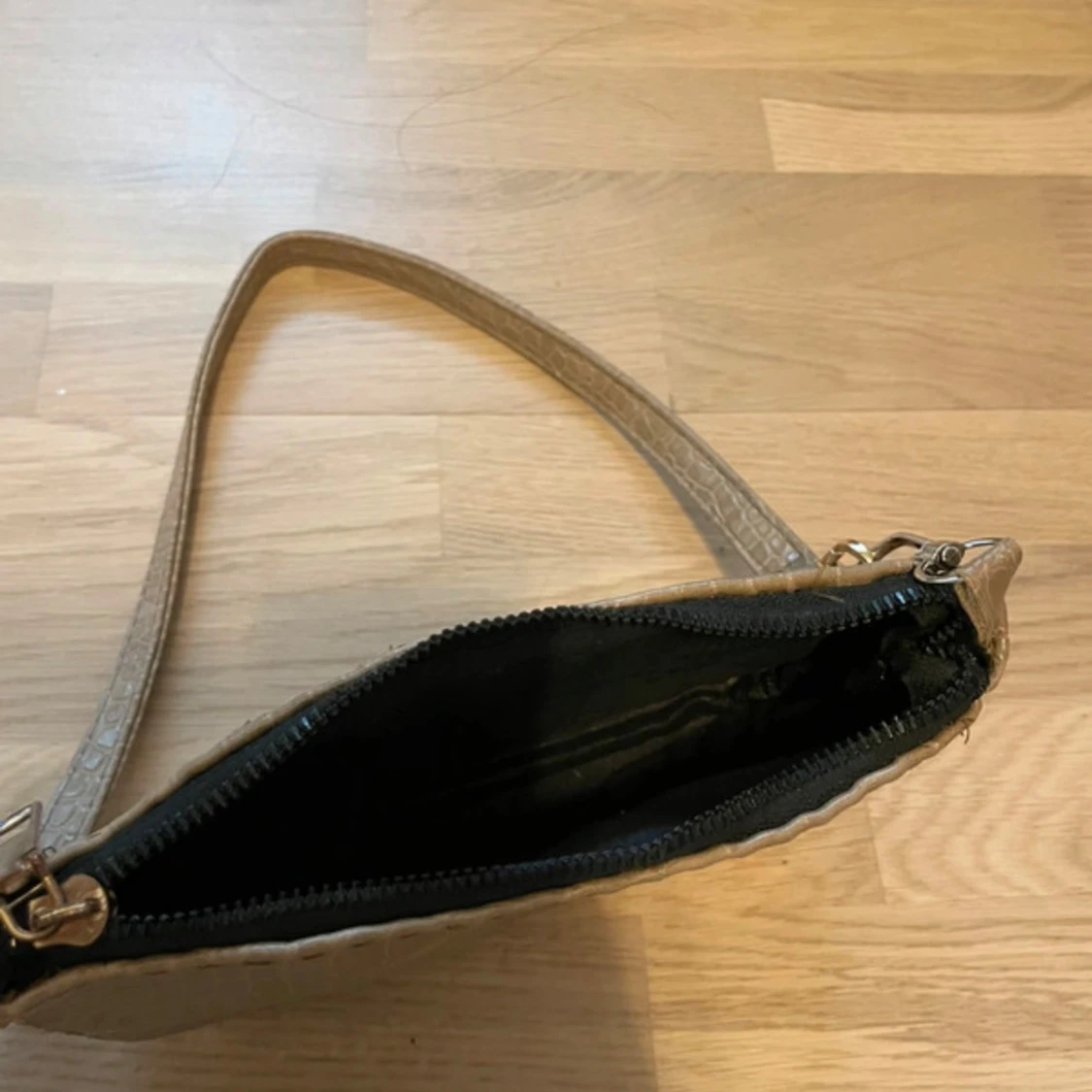 Beige axelväska i crocopräglat skinn - 2