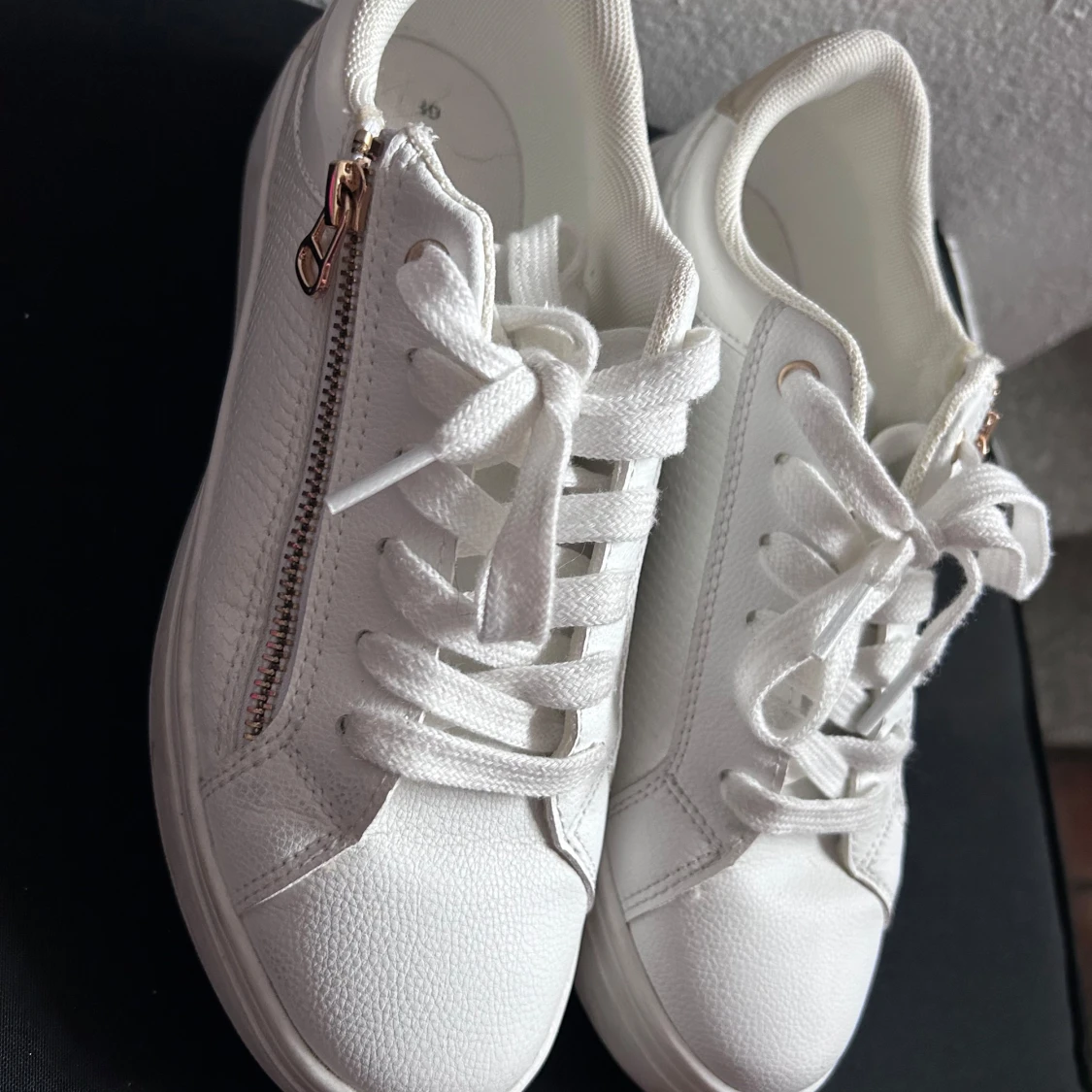 Vita sneakers med gulddetalj och dragkedja - 1