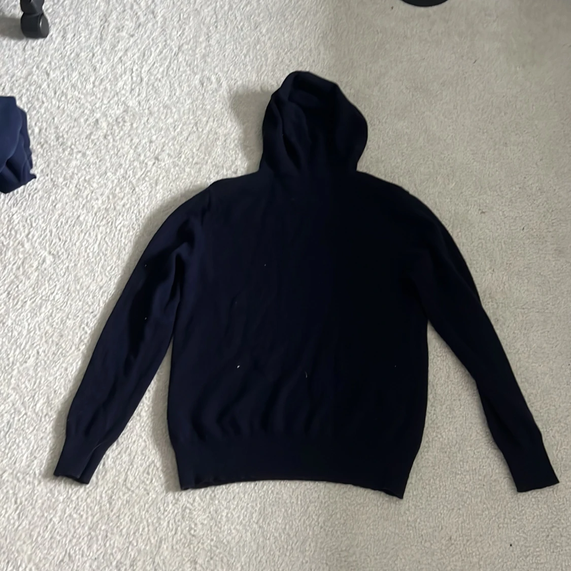 Mörkblå kashmirhoodie från Sayless - 2