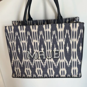 Maje väska - Super unik och snygg make väska. Använd fåtal gånger. Perfekt till skolan tex!! Dustbag finns! Köpt för 2149kr säljer för 800