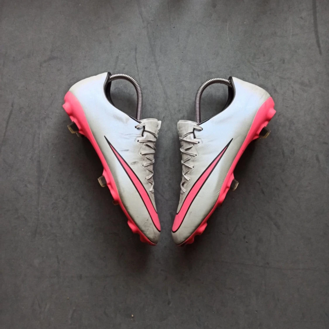 Nike fotbollsskor grå och rosa