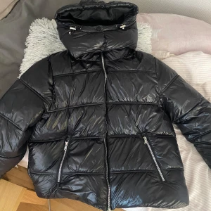 Vinterjacka❄️ - Säljer denna fina vinterjacka från lager157 i storlek S💞I mycket bra skick, men finns tecken på användning. (Se bild 4,5) . Fläckar inuti luvan, syns inte särskilt mycket men bra att veta om!💞