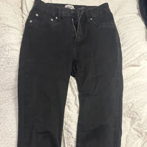 Svarta jeansbyxor från 157, Snake-modell - Svarta jeansbyxor från 157 i Snake-modell.