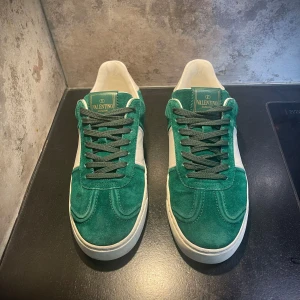 Valentino flycrew (Emerald Green) - Säljer nu dessa riktigt snygga och stilrena Valentino Flycrews som i princip är i nyskick! De är endast använda 3 gånger och tillverkas inte längre🙌 Detta är en av de mest eftertraktade modellerna från valentino och att hitta ett par i detta skick är en ovanlig syn😁 Storlek 39 passar 40-40,5 bättre🤝 Sömmen runt om, mockan, inuti skon osv är perfekt. Den lilla defekten som finns är att en nit lossnat på insidan av höger sko. Det är inget som syns då det är niten längst in! Skriv vid funderingar📲🤝