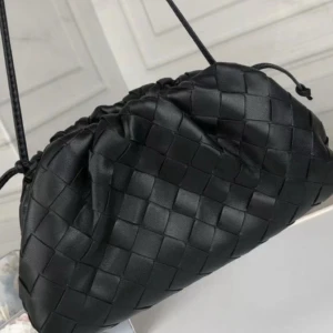 väska - säljer mina superfina väska som liknar bottega väskan, skulle säga att de är identiska💗 supersuperbra skick och inga defekter alls, köpt för 1000❤️