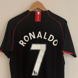Man United Ronaldo fotbollströja 2008 - Helt ny Manchester United fotbollströja med Ronaldo på ryggen. Strl S