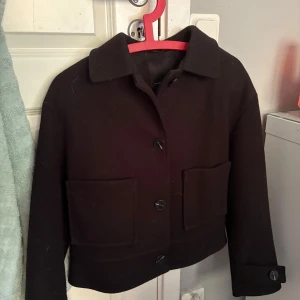 Svart ulljacka - Fin jacka från lager 157, köpte förra året i september o använt fåtal gånger nypris-350 kr tveka inte att höra av er vid frågor och funderingar😇💗