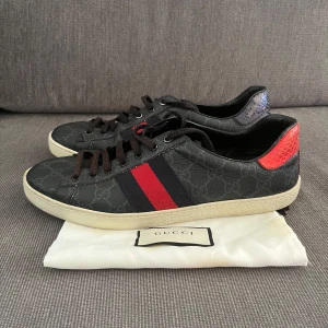 Gucci ace monogram - Tjena, säljer nu dessa riktigt snygga och populära Gucci ace skorna i svart monogram, Uk 8/ EU 42,  de är i bra skick, se alla bilder, dustbag ingår, hör av er vid frågor och funderingar🙌🤝