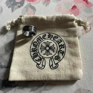 Chrome Hearts silverring med gravyr - Size är typ 6-7 🤷🏻‍♂️, passar lil fingret och kanske ring fingret.
