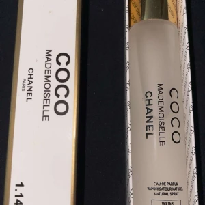 Coco Mademoiselle EdP Tester - Coco Mademoiselle Eau de Parfum från Chanel i praktisk testerstorlek, 1.14 fl oz. En ikonisk doft från Paris, perfekt att ta med i väskan och använda när du vill känna dig extra speciell.