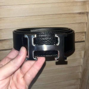 Svart bälte h spänne - 110cm, oanvänd, 5 hål, svart, silver