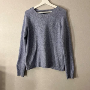 Ljusblå stickad tröja från Vero Moda - Mysig ljusblå stickad tröja från Vero Moda med rund halsringning och ribbade muddar vid ärmslut och nederkant. Perfekt för lager-på-lager och chill dagar. Enkel och stilren design som funkar till det mesta. Den e lite nopprig men i fint skick. Pris kan diskuteras🤗