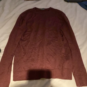 Vinröd merinoullströja från H&M - Säljer en vinröd långärmad tröja från H&M i mjuk merinoull. Enkel och stilren design med rund halsringning och ribbade muddar. Perfekt för lager-på-lager och passar till allt. Snygg basic som funkar året runt.