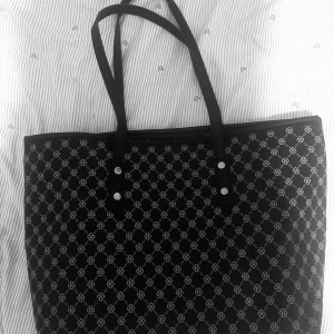 handväska  - Väskan rymmer allt man behöver till skolan.Helt nytt 🤍