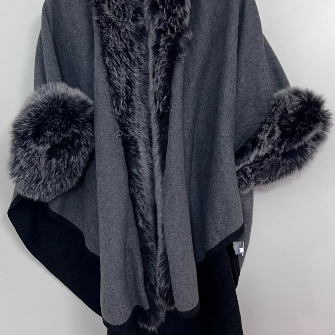 Grå kappa med fuskpälsdetaljer - 1