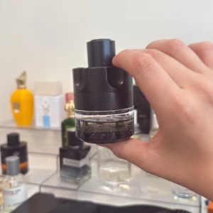 Azzaro tmw edt Intense  - Azzaro the most wanted eau de toilette intense, mängd enligt bild. Jätte fin parfym köpte den i flygplatsen i Köpenhamn. Köpt för 800kr