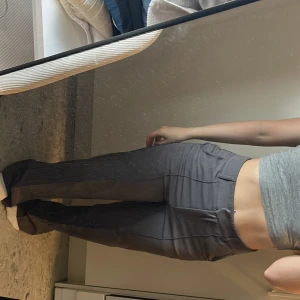 Gråa kostymbyxor med raka ben  - Madlady storlek 34 längd 28, inte min stil längre men verkligen supersnygga nu till vintern 