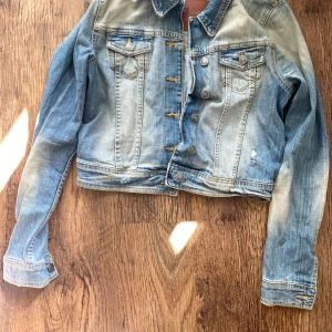 Jeansjacka Gina Tricot Strl L - Snygg jeansjacka sliten stil  från Gina Tricot använd några ggr Strl L 