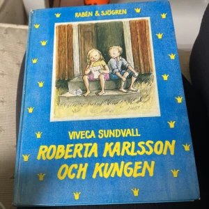 Roberta Karlsson och kungen - Följ med Mimmi på hennes första sommarlov i Norrland! Här väntar äventyr, nya vänner och roliga upptåg. Perfekt för dig som gillar vardagsnära berättelser med humor och värme. En charmig bok med fina illustrationer som passar unga läsare.