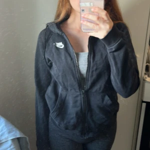 Svart Nike hoodie med dragkedja - Lite urtvättad. Storlek xs 