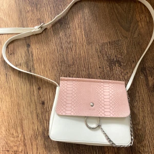 Väska  - Snygg väska skinnimitation ,kedja knäpplås  med fack färg vir/Rosa 