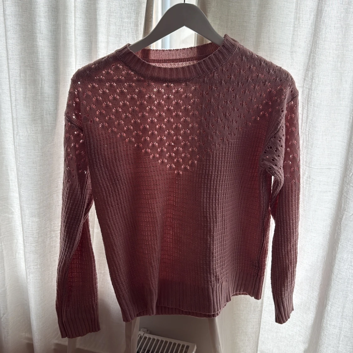 Rosa vintage stickad tröja med hålmönster