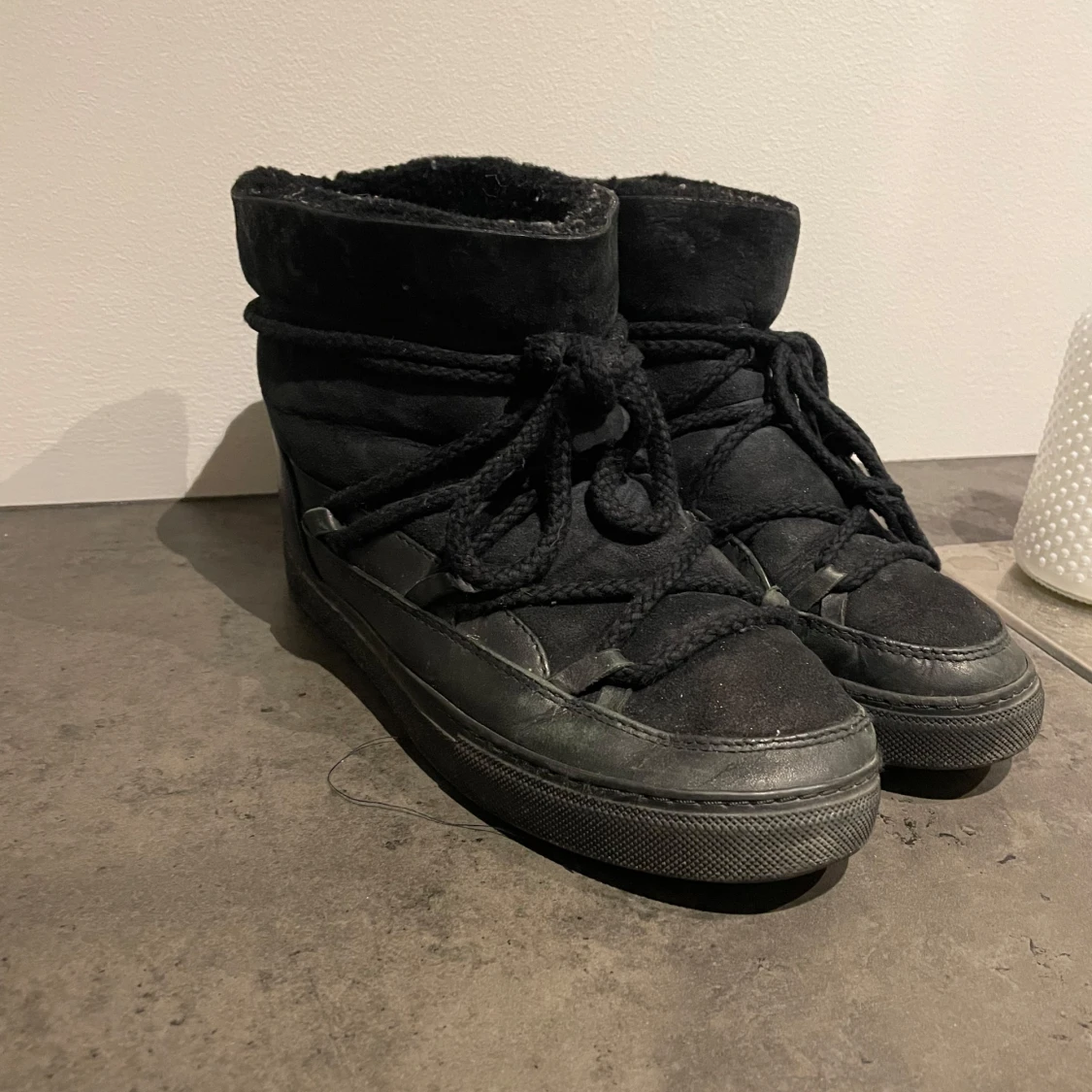 Svarta Inuikii skor - 1