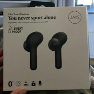JAYS f-Six True Wireless - JAYS f-Six True Wireless hörlurar med touchkontroller, mikrofon och svettålig design. Upp till 16 timmars batteritid med laddningsetui. Komplett med originalförpackning, laddkabel och extra öronproppar. Mindre tecken på användning syns på hörlurarna. Lite dåligt ljud i vänstra 