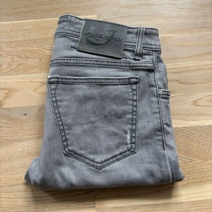 Jacob Cohen jeans - Säljer nu ett par riktigt feta Jacob Cohen jeans med sjukt snygga slitningar! Storleken är 33w, hör av dig vid minsta lilla fundering🙌🤩