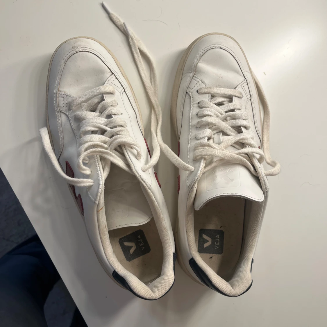 Vita Veja sneakers med röd detalj - 4