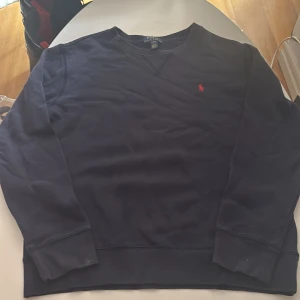 Mörkblå sweatshirt från Polo Ralph Lauren - Mörkblå sweatshirt från Polo Ralph Lauren    knappast använd